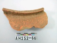 藏品(紅色夾砂粗繩紋陶口緣)的圖片